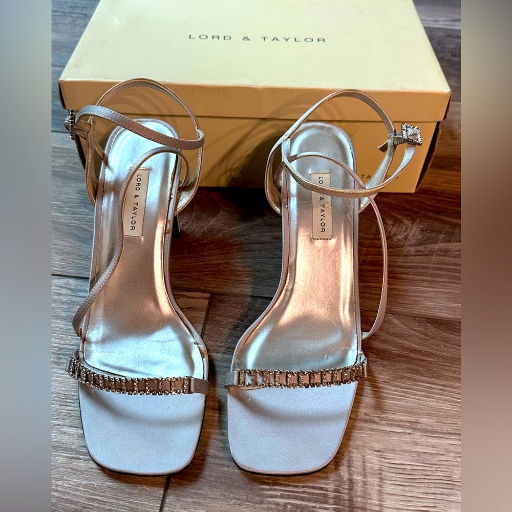 Gorgeous Silver and Rhinestone Lord and Taylor Vintage Heels size 9 w/ Box GUC